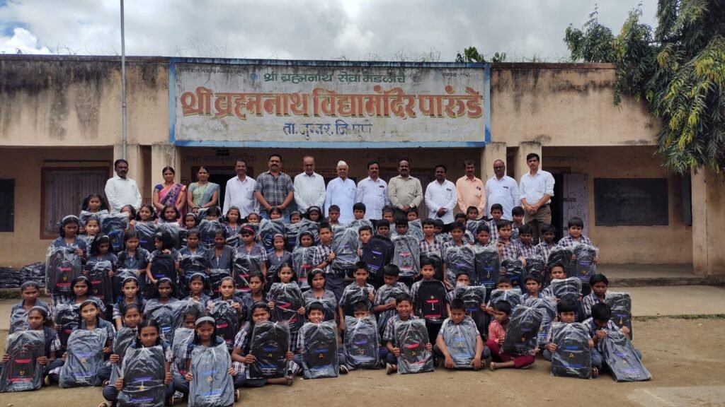 वैष्णवधामच्या गायकवाड परिवाराकडून विद्यार्थ्यांना स्कूल बॅगचे वाटप ...