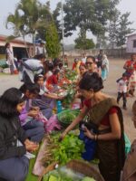 जिल्हा परिषद प्राथमिक शाळा गोळेगाव मध्ये 'आनंदी बाजार', विद्यार्थीच बनले विक्रेते 'Happy Bazaar' in Zilla Parishad Primary School Golegaon, students became vendors
