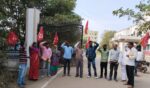 घोडेगाव : शेतकरी प्रश्नांना घेऊन किसान सभेची निदर्शने Ghodegaon: Kisan sabha protests against farmer issues